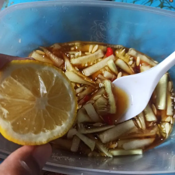 Beri air lemon sesuai selera, simpan di kulkas semalaman.