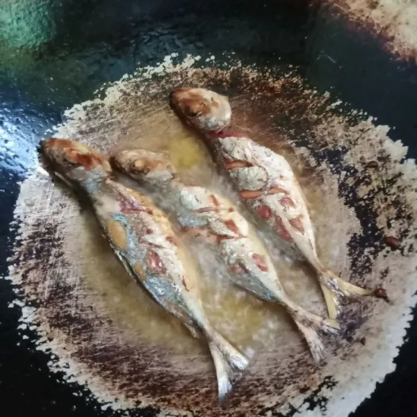 Kemudian goreng ikan sampai matang. Angkat dan tiriskan.