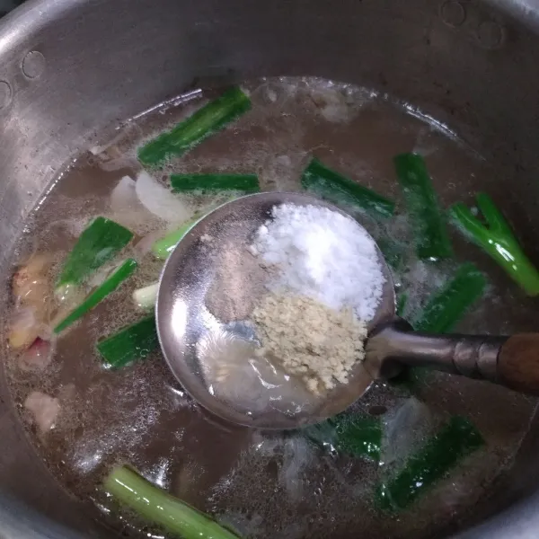 Bumbui dengan garam, lada dan kaldu bubuk. Masak hingga mendidih dan aromanya keluar, koreksi rasanya. Matikan api dan kuah siap digunakan.