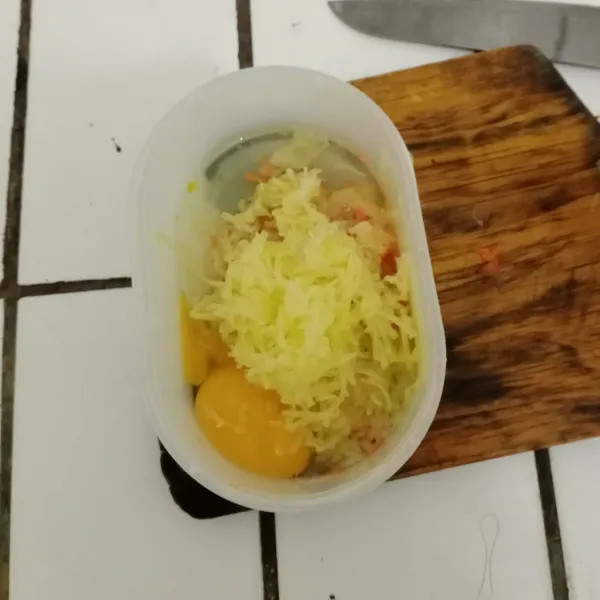 Masukkan parutan kentang yang telah direbus.