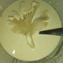 Masukkan air sedikit demi sedikit, aduk rata. Panaskan minyak goreng, lalu celupkan jamur yang akan digoreng ke dalam adonan.