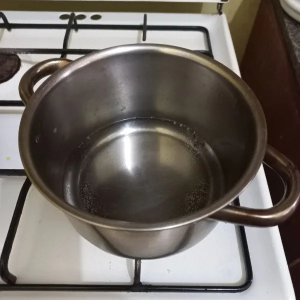 Didihkan air dalam panci kecil.