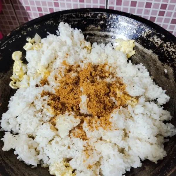 Masukkan nasi putih dan juga bumbu nasi goreng.