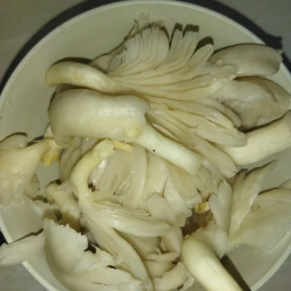Cuci bersih jamur tiram, lalu peras, tiriskan.
