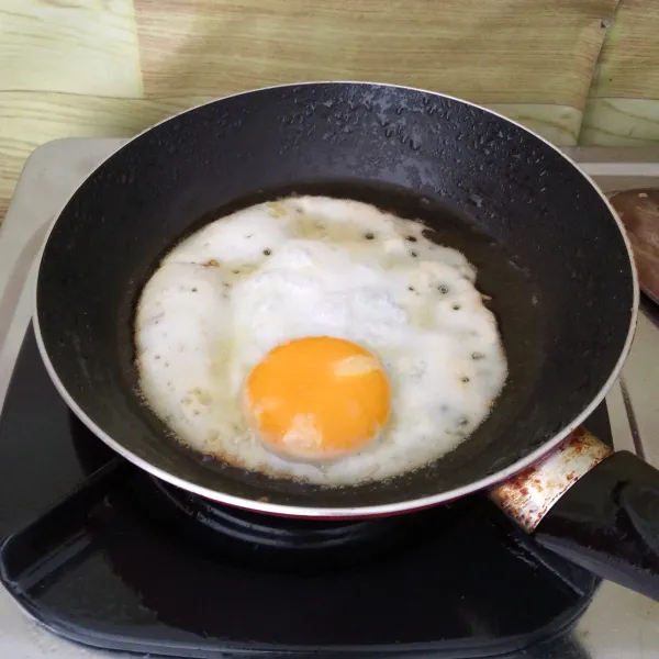 Goreng telur ceplok hingga matang secara bergantian.
