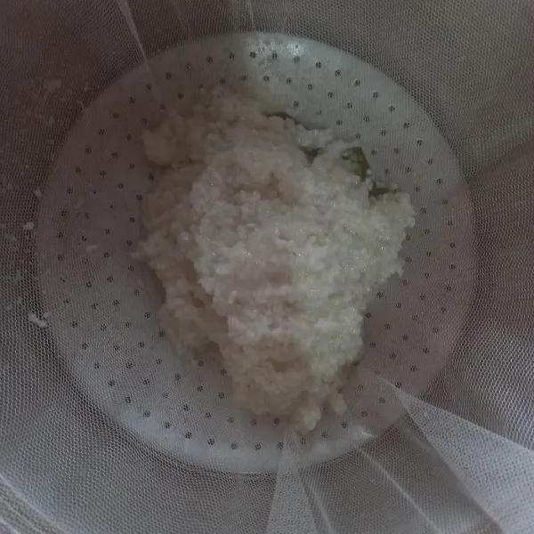 Kukus nasi ketan hingga matang.