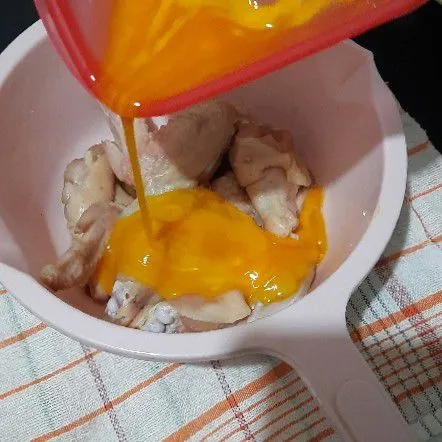 Marinasi ayam dengan bumbu lainnya selama 30 menit,lalu masukkan telur aduk rata.