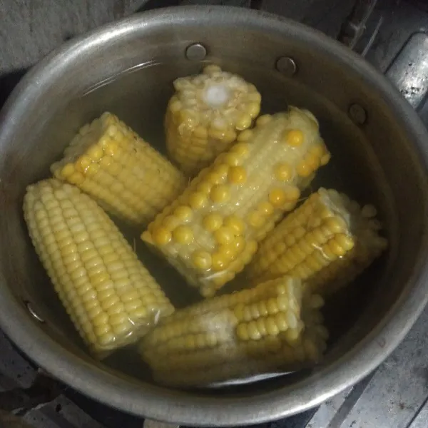 Potong jagung sesuai selera lalu rebus hingga matang.