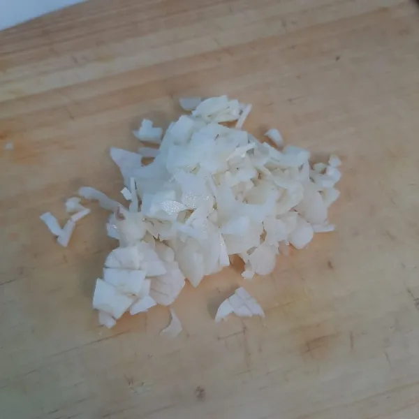 Siapkan bawang putih cincang.