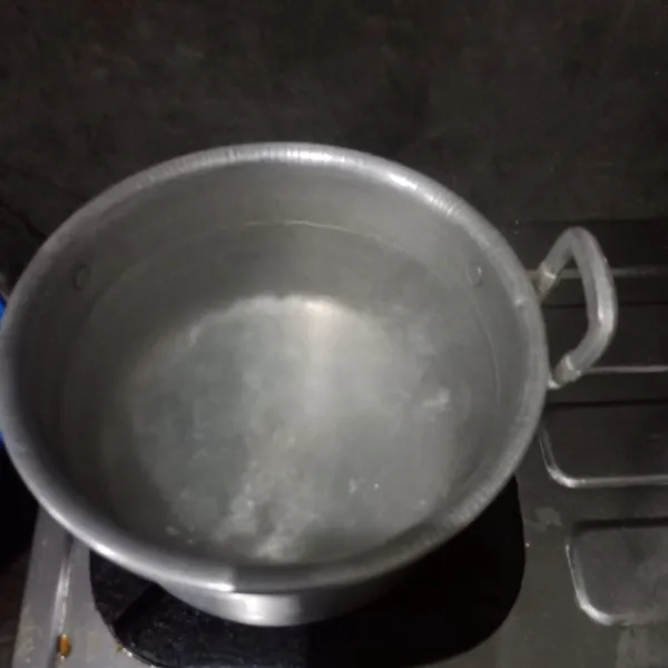 Masak air dalam panci sampai mendidih.