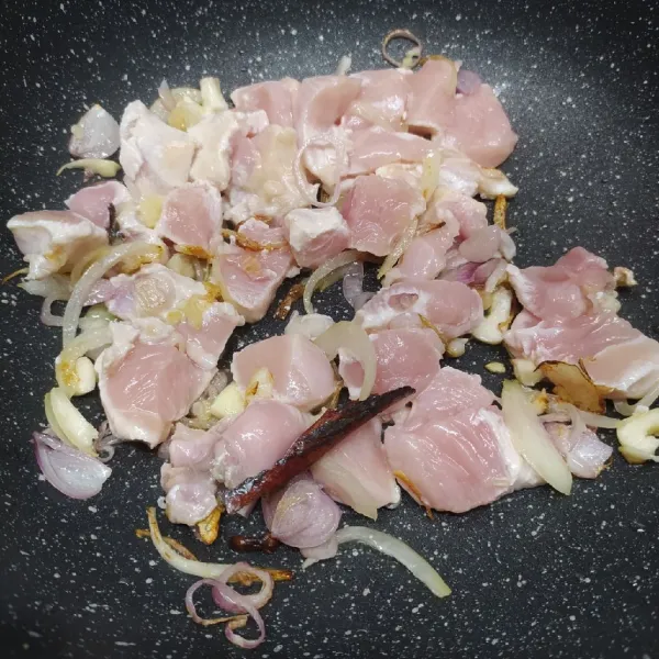Masukkan ayam, tumis sampai berubah warna.