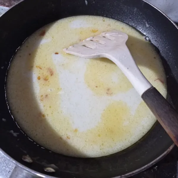 Panaskan 1 sdm margarin, masukkan bawang putih cincang dan tumis hingga harum. Lalu tuang susu cair, garam, lada bubuk, dan tepung terigu. Masak hingga mendidih.