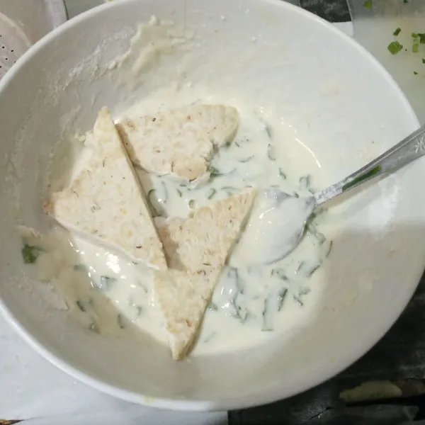 Masukkan tempe menjes ke dalam adonan tepung.