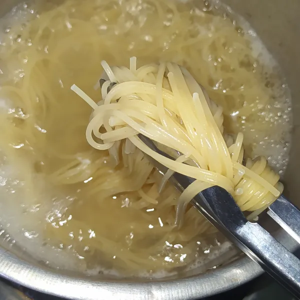 Rebus spaghetti selama 8 menit.