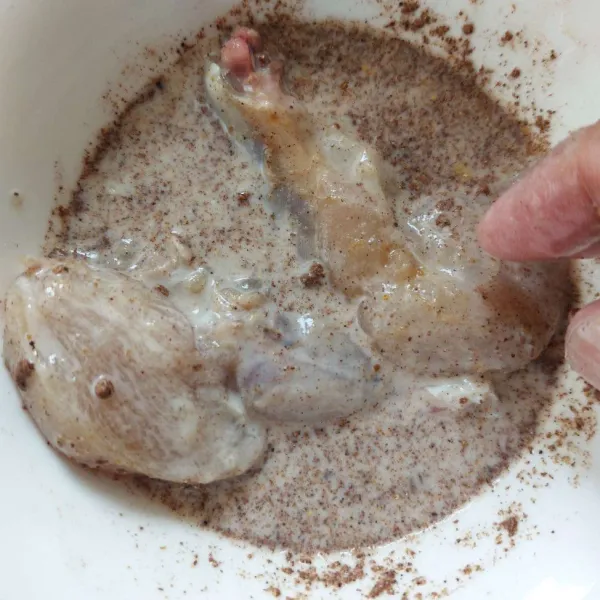 Celup daging ayam ke bahan basah