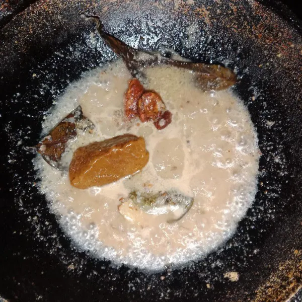 Tumis bumbu, lalu tambahkan daun salam, lengkuas, gula merah dan asam jawa.