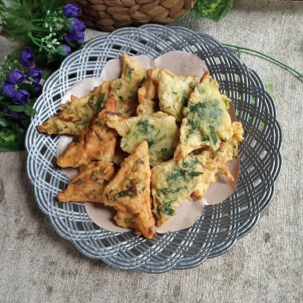 Tata di wadah saji lalu hidangkan hangat.