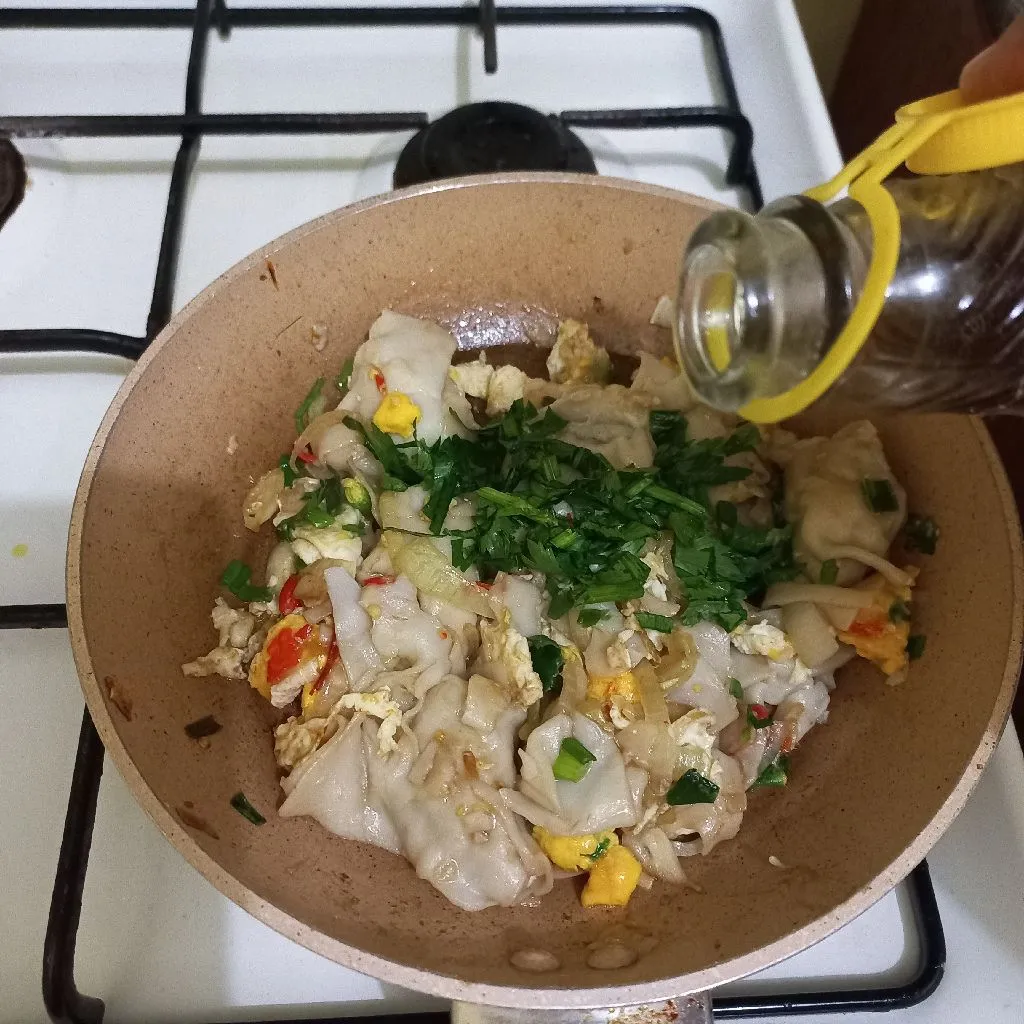 Step 6 Orak-Arik Pangsit Basah Pedas