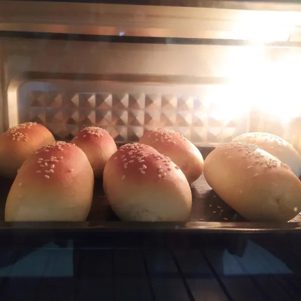 Panaskan oven dengan suhu 170°C api atas dan bawah selama 10 menit. 
Lalu masukkan roti dan panggang selama 17 menit. 
Keluarkan dari oven lalu poles dengan margarin. 
Bisa untuk garlic bread, hotdog bun dan lainnya.