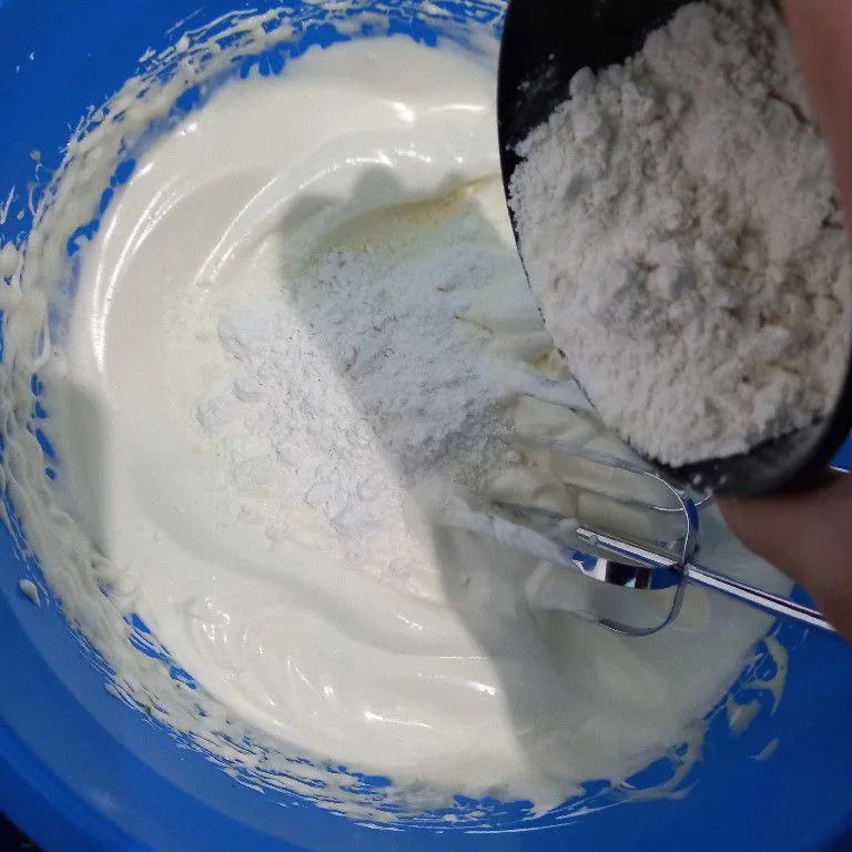 Step 2 Bolu Gulung Isi Selai Kacang Keju