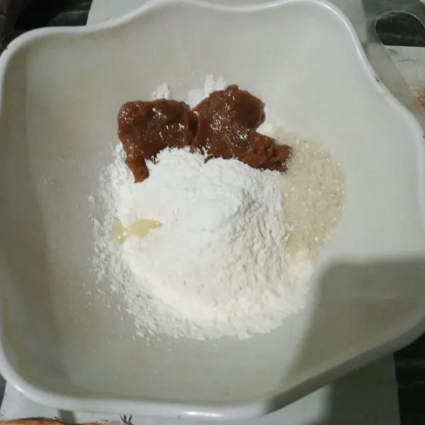 Campurkan tepung terigu, tepung beras, gula merah, gula pasir, garam dan vanili cair. Aduk.