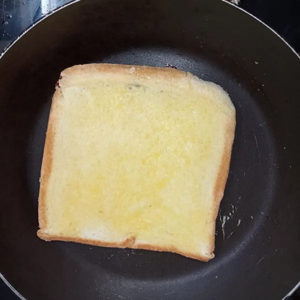 Kemudian tumpuk roti menjadi satu dan olesi bagian atas dan bawah roti dengan margarin.