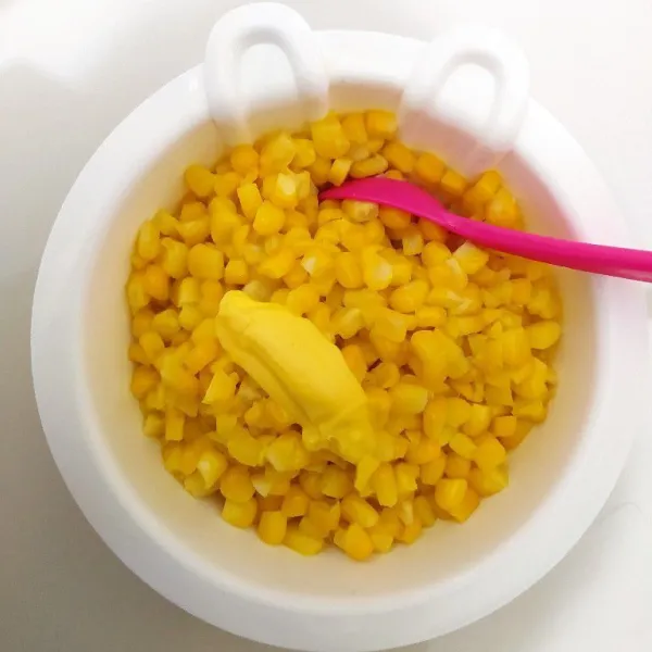 Pindahkan jagung ke mangkok, lalu tambahkan butter.