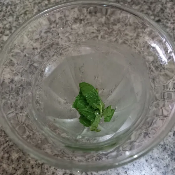Siapkan gelas, masukkan remasan daun mint.