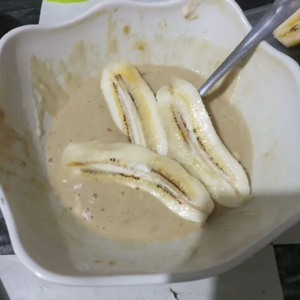 Masukkan pisang kedalam adonan tepung.