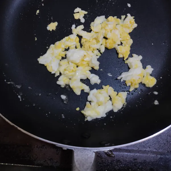 Panaskan penggorengan, beri sedikit minyak lalu goreng telur, buat orak-arik lalu sisihkan.