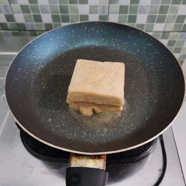 Panggang di atas teflon dengan api kecil, beri sedikit butter/margarin.