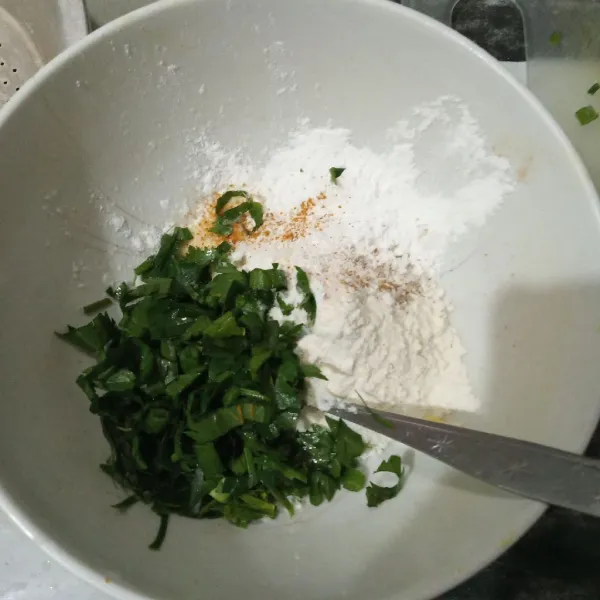 Campurkan tepung terigu, tepung beras, tepung maizena, garam, lada, kaldu bubuk, ketumbar bubuk, daun jeruk dan seledri. Aduk rata.