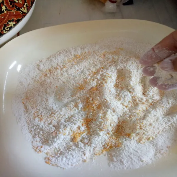 Campurkan tepung terigu, tepung panir, gula pasir, garam dan vanilli aduk rata.