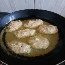 Panaskan minyak goreng godok godok pisang hingga matang.