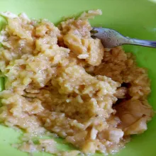Lumat kan pisang dengan menggunakan garpu.