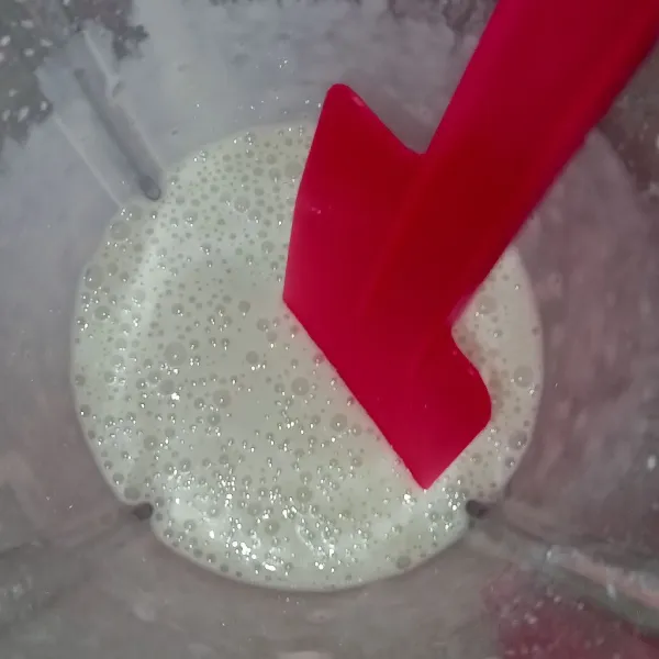 Buka tutup blender kemudian masukkan baking powder blender lagi hingga tercampur rata.