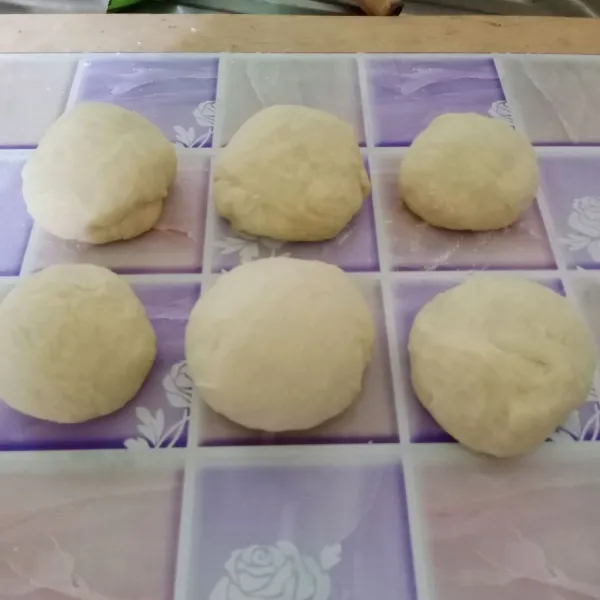 Bagi adonan menjadi 6 bagian, lalu bulatkan. Diamkan selama 10 menit.