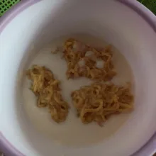 Campur bahan pelapis basah, aduk hingga mengental, kemudian masukkan satu sendok makan adonan dan lapisi adonan mie dengan adonan basah.