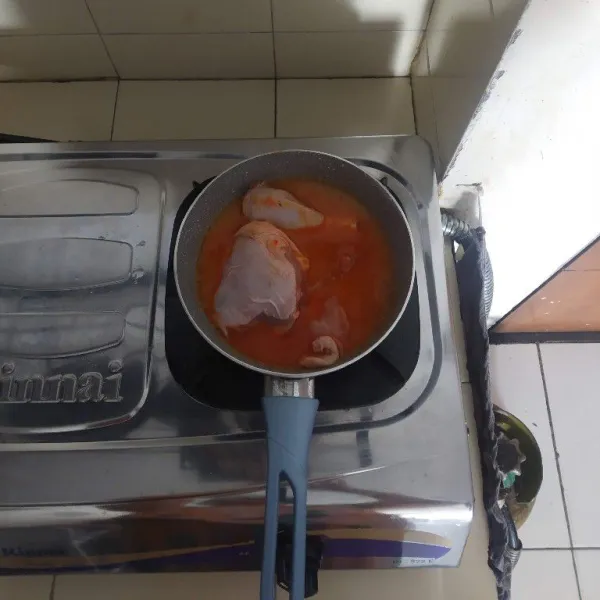 Masukkan potongan ayam dan beri air.
