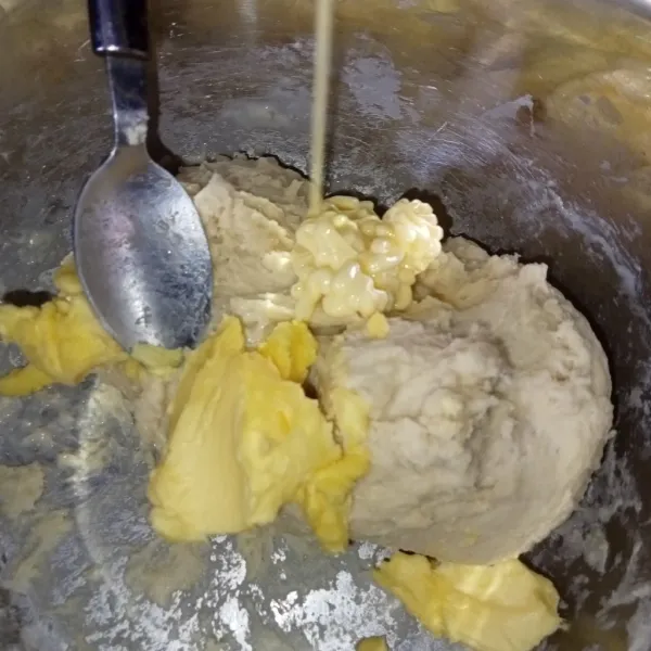 Campur semua bahan menjadi satu kecuali butter dan garam kemudian uleni hingga kalis setelah itu masukkan butter dan garam uleni kembali hingga kalis elastis.