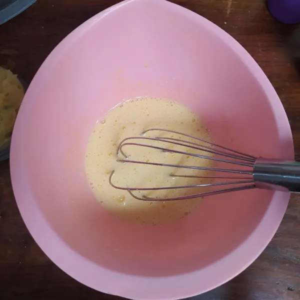 Dalam wadah baskom, masukkan telur, gula, vanili dan garam lalu kocok dengan whisker hingga gula larut.
