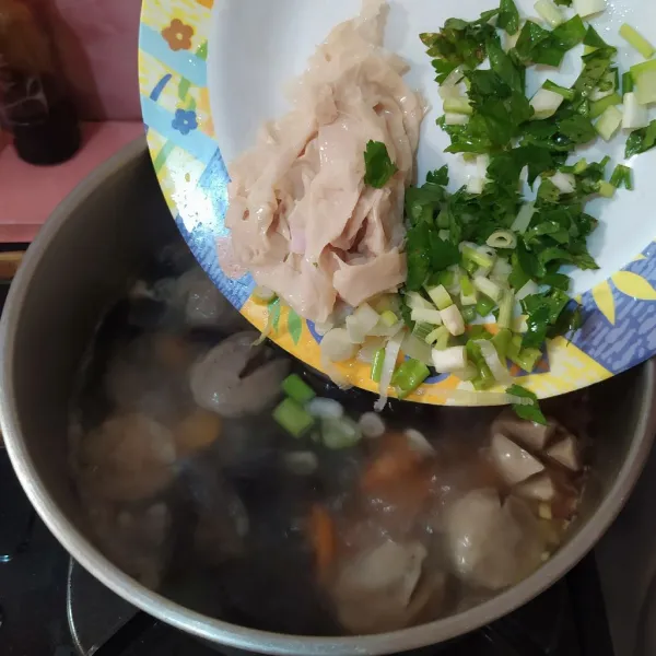 Masukkan kembang tahu, irisan daun bawang dan seledri.
Taburi bawang merah goreng.
Sajikan sup kimlo dengan bihun selagi panas.