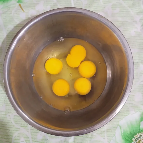 Siapkan 5 buah telur di wadah.