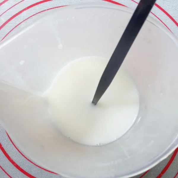 Aduk 2 sdm gula dengan susu full cream sampai gula larut.