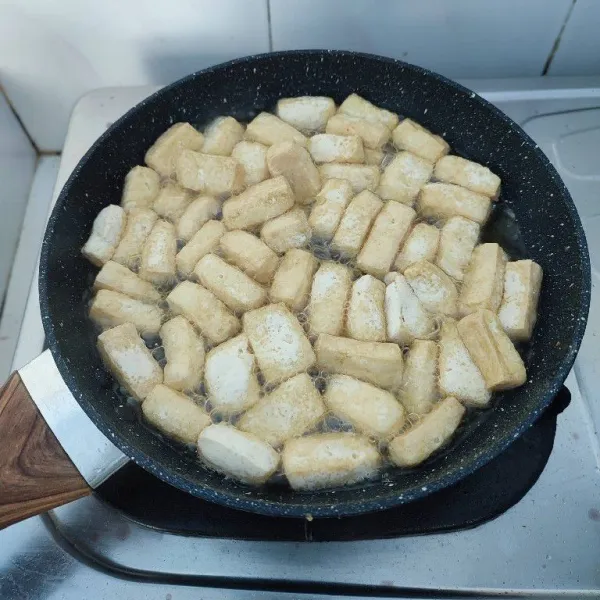 Goreng tahu putih setengah matang. Angkat dan tiriskan.