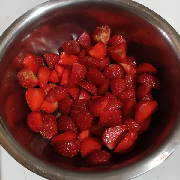 Cuci bersih strawberry, lalu potong kecil atau sesuai selera.