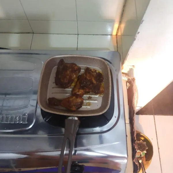 Siapkan grill pan dan panggang ayam lalu sajikan.