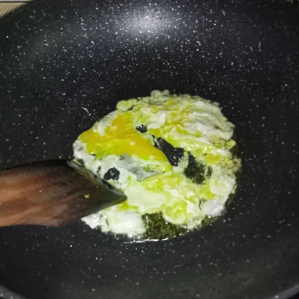 Step 2 Tumis Sawi Putih dan Telur