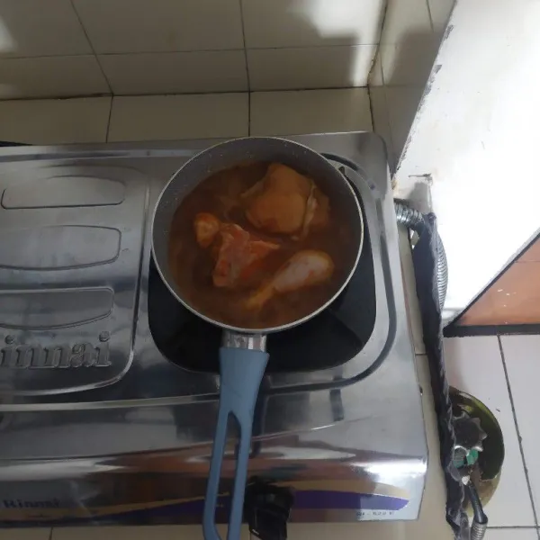 Masak sampai airnya menyusut dan bumbu mulai meresap.