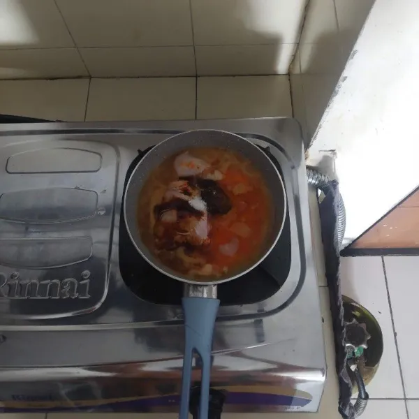 Tambahkan garam, merica, kaldu bubuk, ketumbar, asam jawa, gula merah, dan kecap manis.